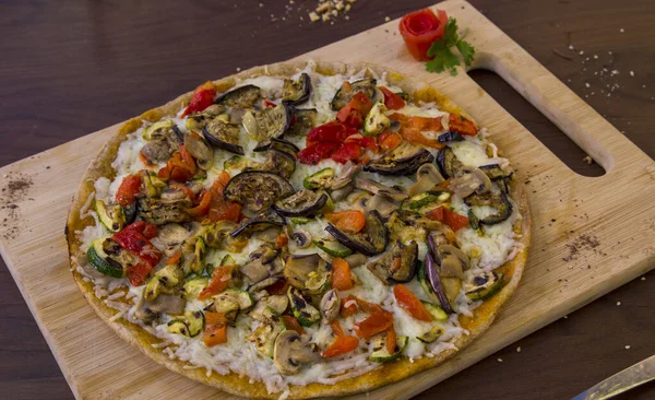 Sağlıklı vejetaryen tam tahıllı sebze ve mantarlı pizza.