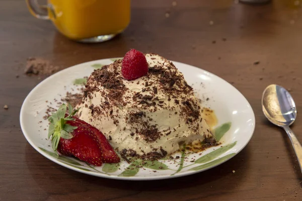 เค้ก Tiramisu กับสตรอเบอร์รี่ — ภาพถ่ายสต็อก