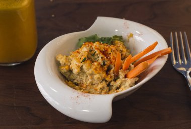 Havuçlu ve susamlı humus. Sağlıklı yemek yakın plan.