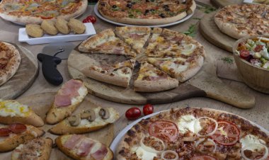 Ahşap arka planda bir sürü lezzetli pizza var. Boşluğu kopyala.
