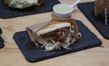 Kavrulmuş et arepası. Taş tabakta geleneksel Latin mutfağı.