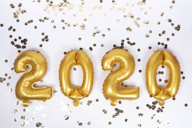 Altın konfetiyle 2020 numaralı alüminyum balonlar. Yeni yıl kutlaması. Altın Küre. Noel partisi dekorasyonu.