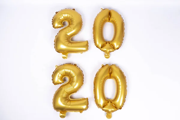 2020 número de globos de oro frustrados aislados sobre fondo blanco. Feliz año nuevo 2020 vacaciones . —  Fotos de Stock