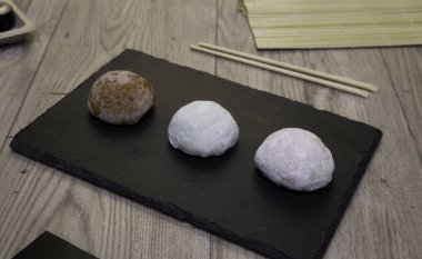 Japon mochi 'si levhada servis edilir. Japonya 'dan geleneksel pirinç keki..