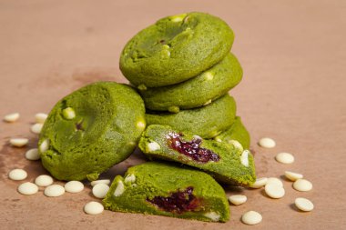 Kırmızı böğürtlenlerle dolu kibrit beyaz çikolatalı kurabiye.