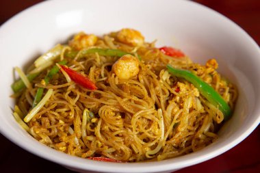 Bir kase pirinçli şehriye. Tipik oryantal yemek. İzole edilmiş resim.