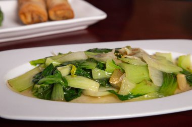 Pakchoi, tipik oryantal gastronomi yemeği. İzole edilmiş resim.