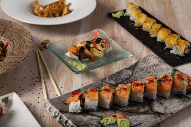 Suşi menüsü olan restoran. Japon suşisi. Sağlıklı yiyecekler. Japon yemeği.