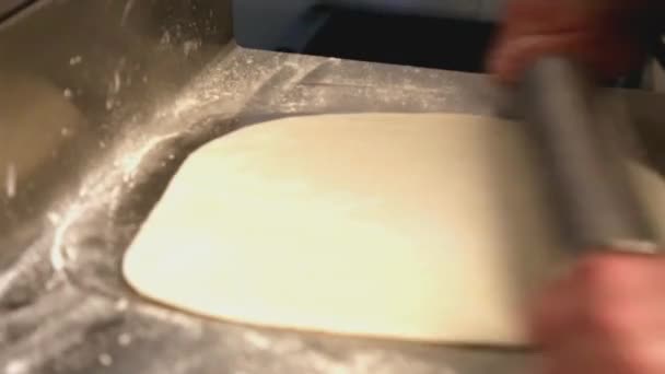 キッチンシェフは ロールピンでピザ生地を練り ピザに成形します 閉じられた画像 — ストック動画