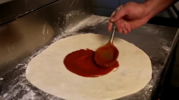 Cocinero Añade Salsa Tomate Una Pizza Restaurante Italiano — Vídeo de stock