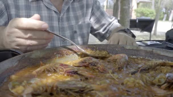 Mann Isst Eine Paella Einem Außenrestaurant — Stockvideo