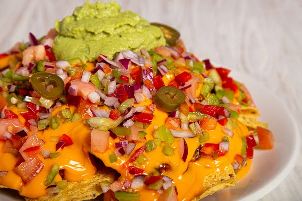 Hausgemachte Nachos Mit Gemüsesalathasch Und Guacamole Geschlossenes Bild — Stockfoto