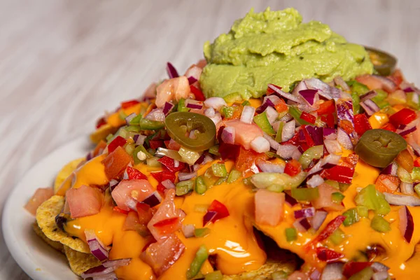 Domácí Nachos Zeleninovým Salátovým Hašé Guacamole Uzavřený Obrázek Mezerou Pro — Stock fotografie