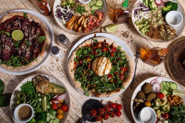 Sağlıklı Akdeniz mutfağı çeşitleri. İtalyan restoranı masası.