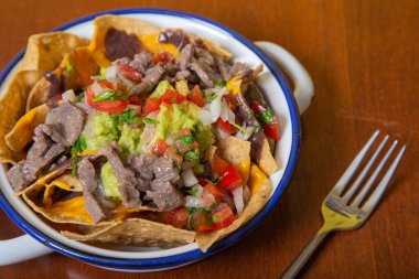 Biftek ve guacamole soslu geleneksel Meksika cipsi..
