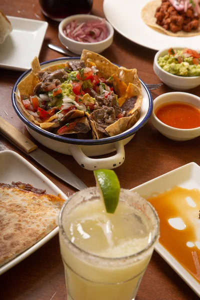 Столом Сервируются Различные Блюда Напитки Мексиканской Кухни Вертикальное Изолированное Изображение — стоковое фото