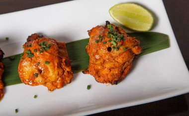 Baharatlı tavuk fileto, baharatlı yoğurt ile marine edilmiş ve tandırda kızartılmış. İzole edilmiş resim.