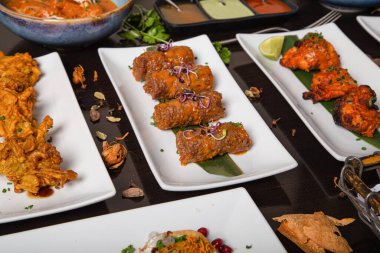 Tipik Hint mutfağı şişleri..