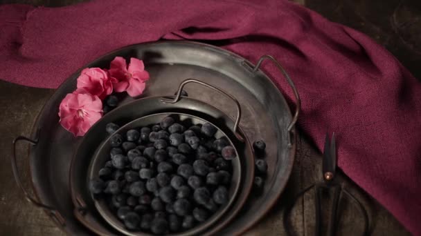 紫色のベリーを飾るまだ花とテーブルの生活 — ストック動画