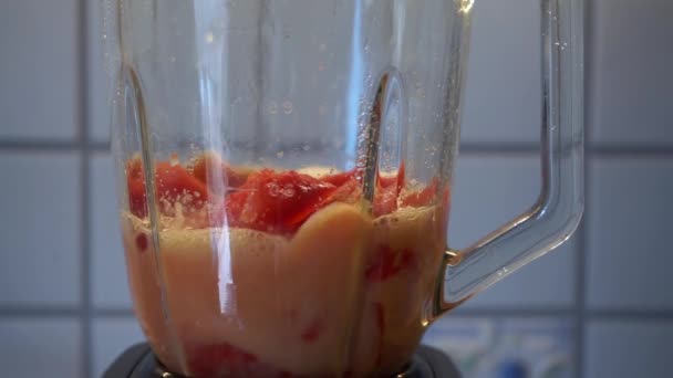 ミキサーに赤スムージーを混ぜる 健康的な食事のコンセプト — ストック動画