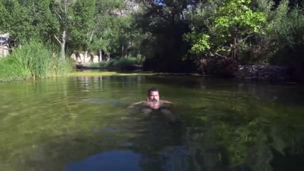 Schwimmen Fluss Heißen Sommertagen Sommerliche Aktivitäten Freien Mann Badet Fluss — Stockvideo