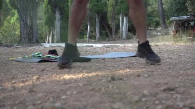 KAPALI KAPALI KAPALI: Dağlarda egzersiz yapan tanınmayan kişi.