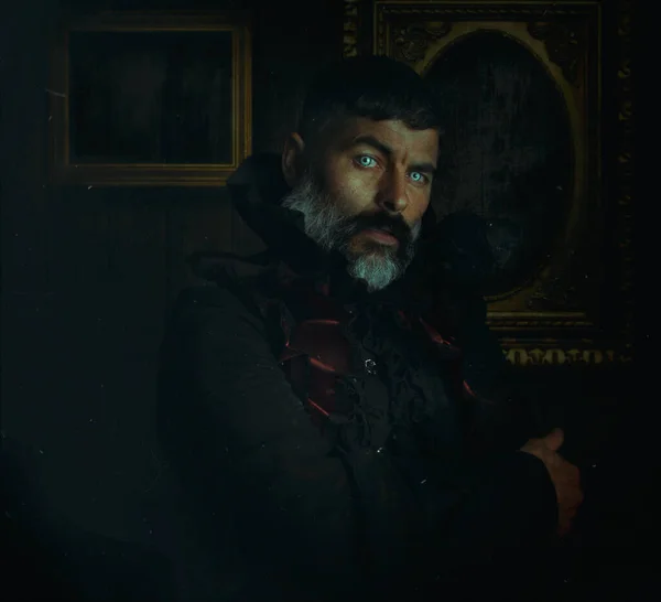 Yakışıklı Adam Gotik Vampir Tarzı