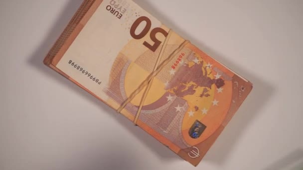 Monte Dinheiro Pacote Cinquenta Cem Notas Euro Caindo Sobre Fundo — Vídeo de Stock