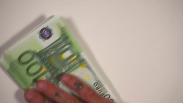 Main Écartant Paquet Cent Billets Euros Sur Fond Blanc — Video