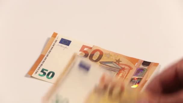 Manliga Händer Som Räknar Kontantbeloppet Eurosedlar Vit Bakgrund — Stockvideo