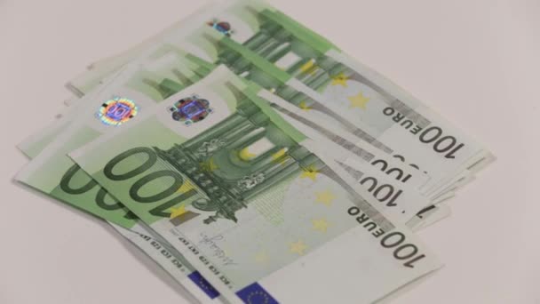 Honderd Euro Biljetten Cirkelen Rond Witte Achtergrond — Stockvideo