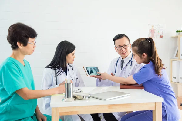 Groep Van Artsen Verpleegkundigen Bespreken Kijken Van Patiënt Ray — Stockfoto