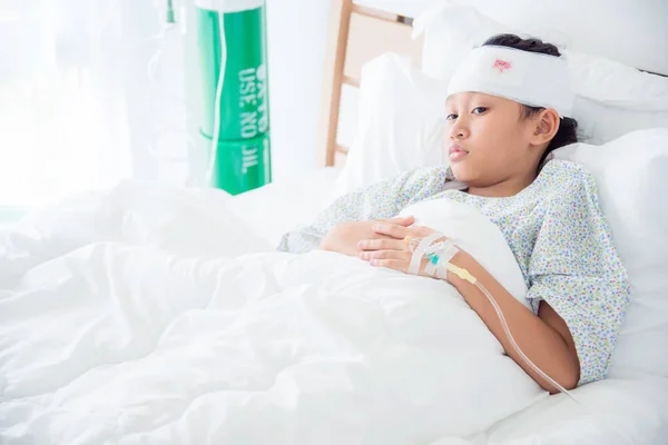 病院のベッドで休む頭部外傷と若いアジアの女の子 — ストック写真