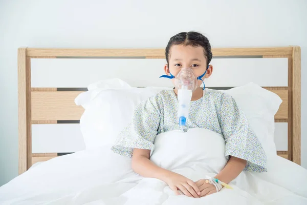 Young Asian Sick Girl Sitting Bed Oxygen Mask — Stock Photo, Image