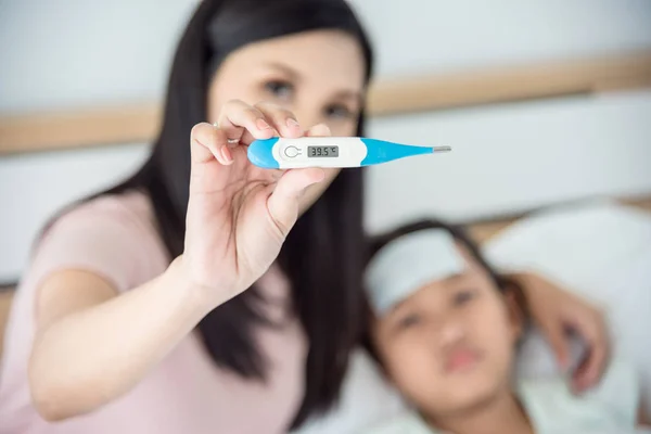 Mutter Hält Digitales Thermometer Und Zeigt Hohe Temperatur — Stockfoto