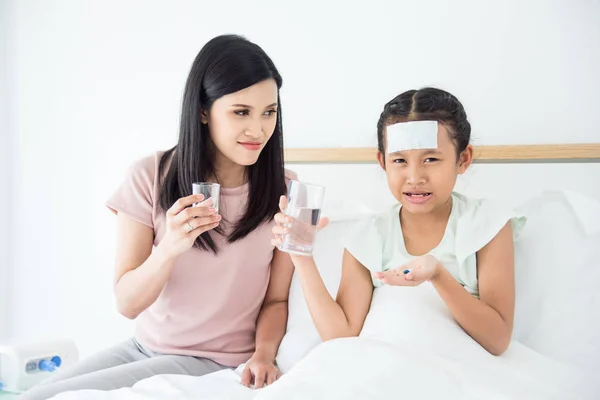 Junge Asiatische Mädchen Verweigern Tabletten Medikamente Und Mutter Schimpft Sie — Stockfoto