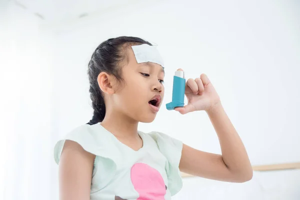 Young Asian Girl Using Inhaler Relief Asthma Attack — Stock Photo, Image