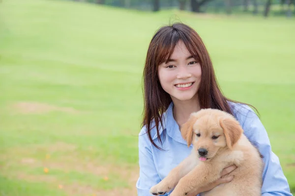 美丽的亚洲女孩微笑与她的小狗在公园里 — 图库照片