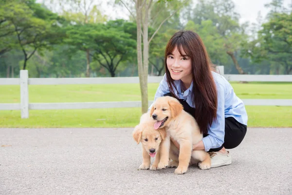 Menina Asiática Bonita Com Seus Cães Pequenos Parque — Fotografia de Stock