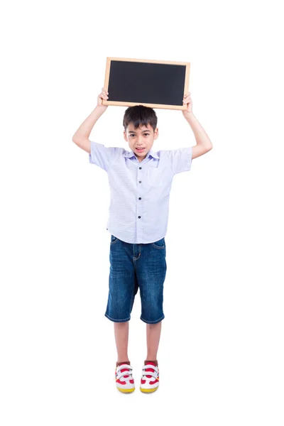 Junge Asiatische Junge Mit Kreidetafel Und Lächelt Über Weißen Hintergrund — Stockfoto