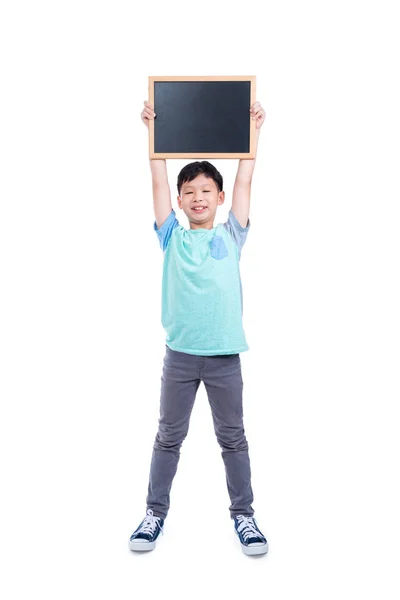 年轻的亚洲男孩拿着黑板和微笑的白色背景 — 图库照片