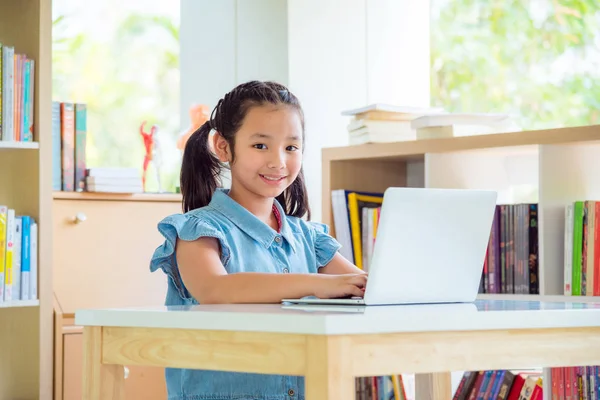 Jovem Menina Asiática Usando Computador Portátil Biblioteca — Fotografia de Stock