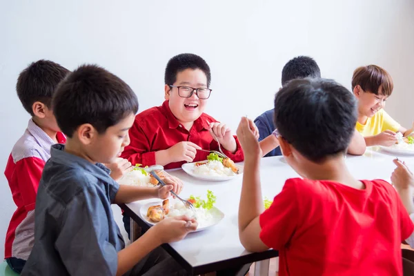 Asiatico Scolaro Sorridente Mentre Avendo Pranzo Con Amico Scuola — Foto Stock