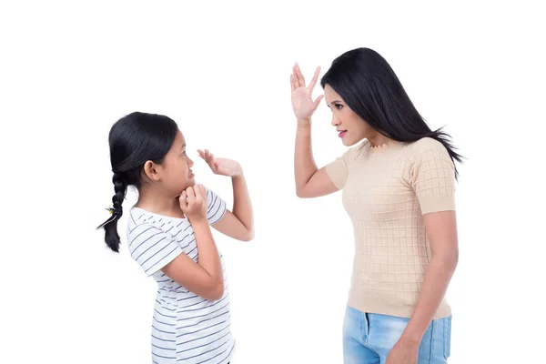 Mujer Asiática Golpeando Hija Sobre Fondo Blanco — Foto de Stock