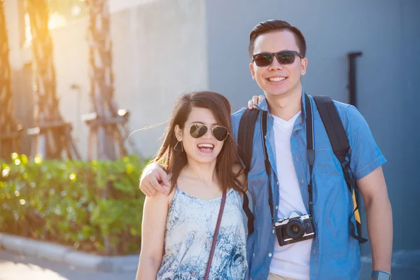 Jovem Asiático Casal Turistas Sorrindo Andando Rua — Fotografia de Stock