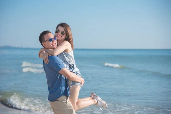 Jonge Aziatische Paar Gelukkig Het Strand — Stockfoto