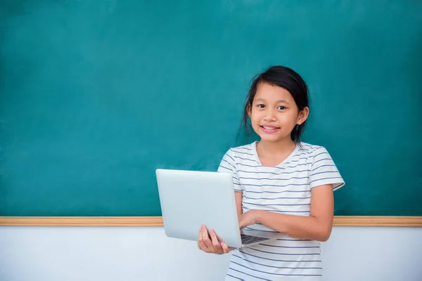 Dizüstü Bilgisayar Gülümsüyor Kara Tahta Önünde Tutan Genç Asyalı Kız — Stok fotoğraf