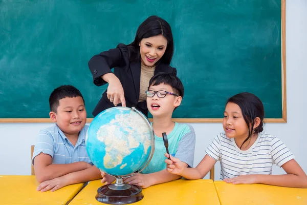Azjatki Piękna Nauczycielka Studentów Studiujących Geografię Klasie — Zdjęcie stockowe