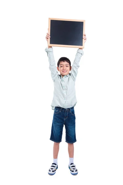 年轻的亚洲男孩拿着黑板和微笑的白色背景 — 图库照片