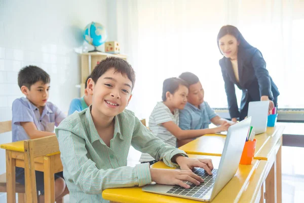 Joven Asiático Chico Usando Laptop Ordenador Sonrisas Aula —  Fotos de Stock